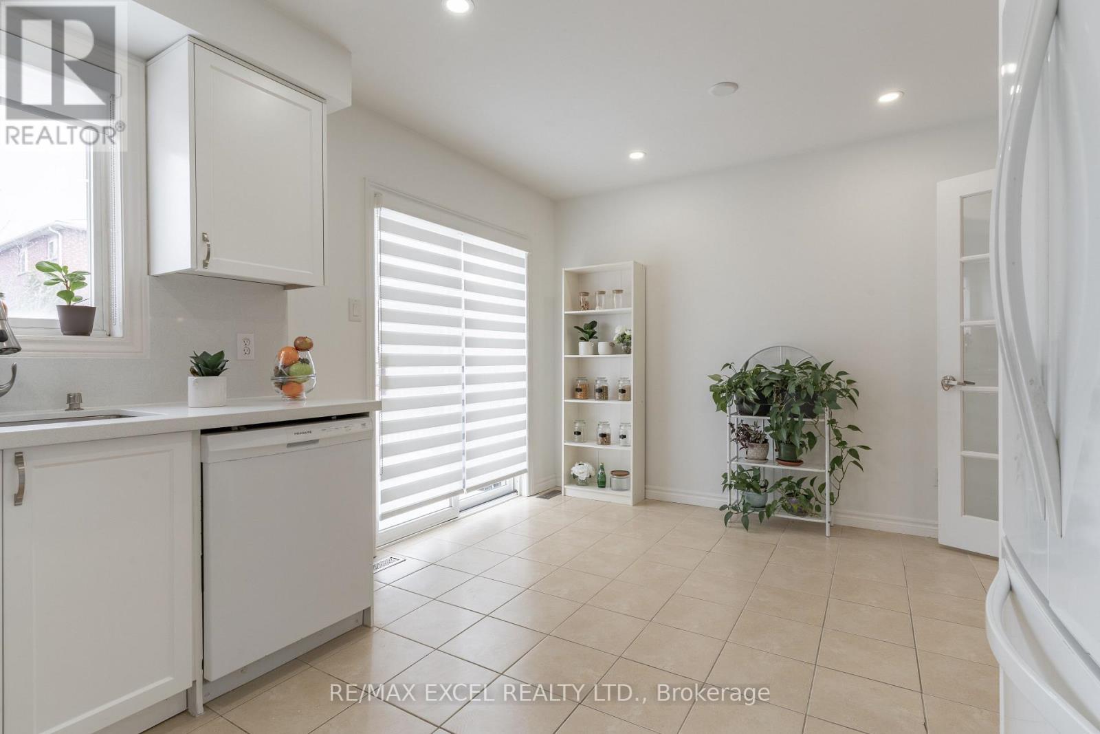 












148 MARSELLUS DRIVE

,
Barrie (Holly),




Ontario
L4N0E1

