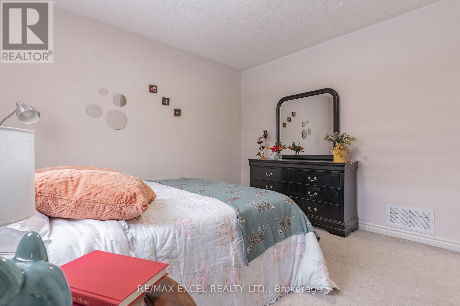 












148 MARSELLUS DRIVE

,
Barrie (Holly),




Ontario
L4N0E1

