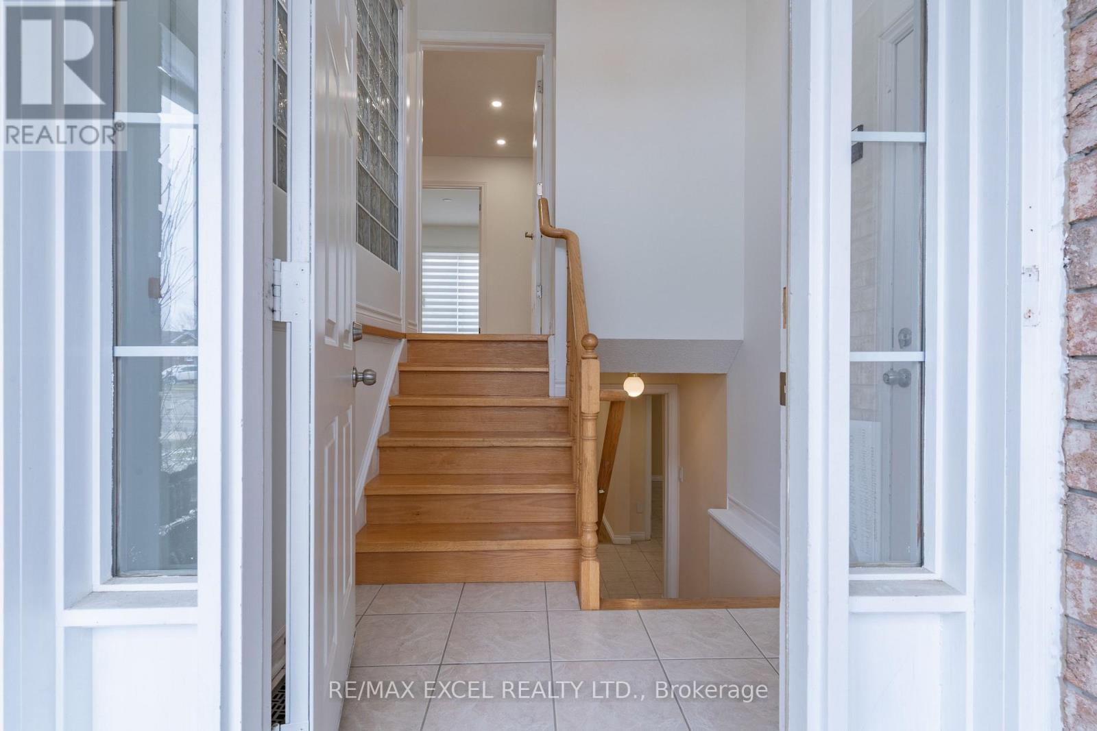 












148 MARSELLUS DRIVE

,
Barrie (Holly),




Ontario
L4N0E1

