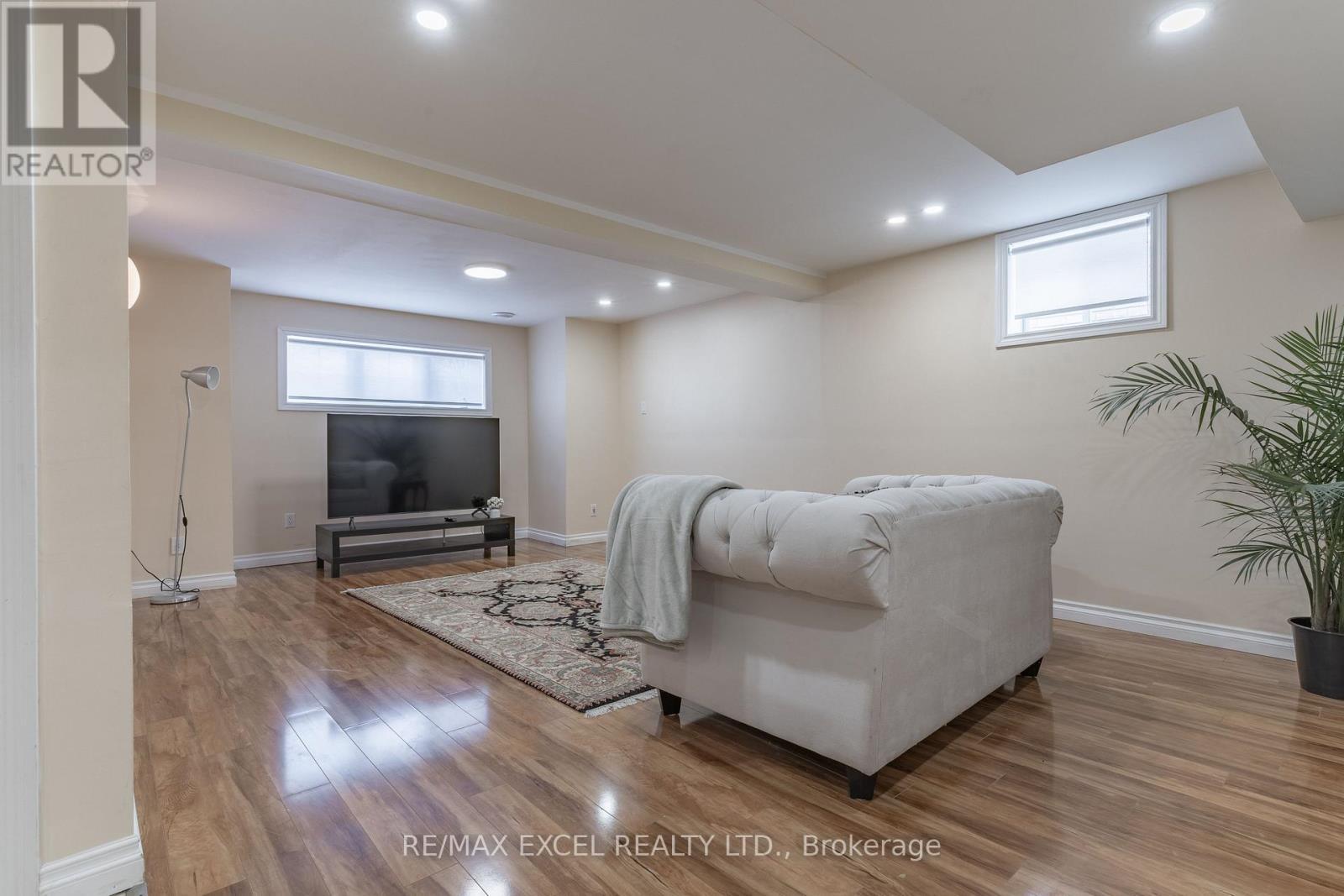 












148 MARSELLUS DRIVE

,
Barrie (Holly),




Ontario
L4N0E1

