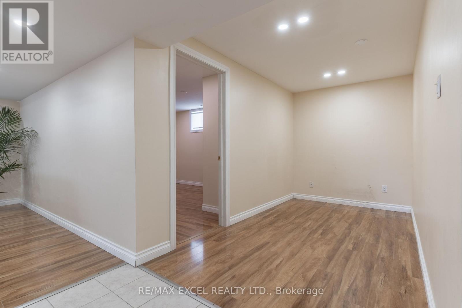 












148 MARSELLUS DRIVE

,
Barrie (Holly),




Ontario
L4N0E1

