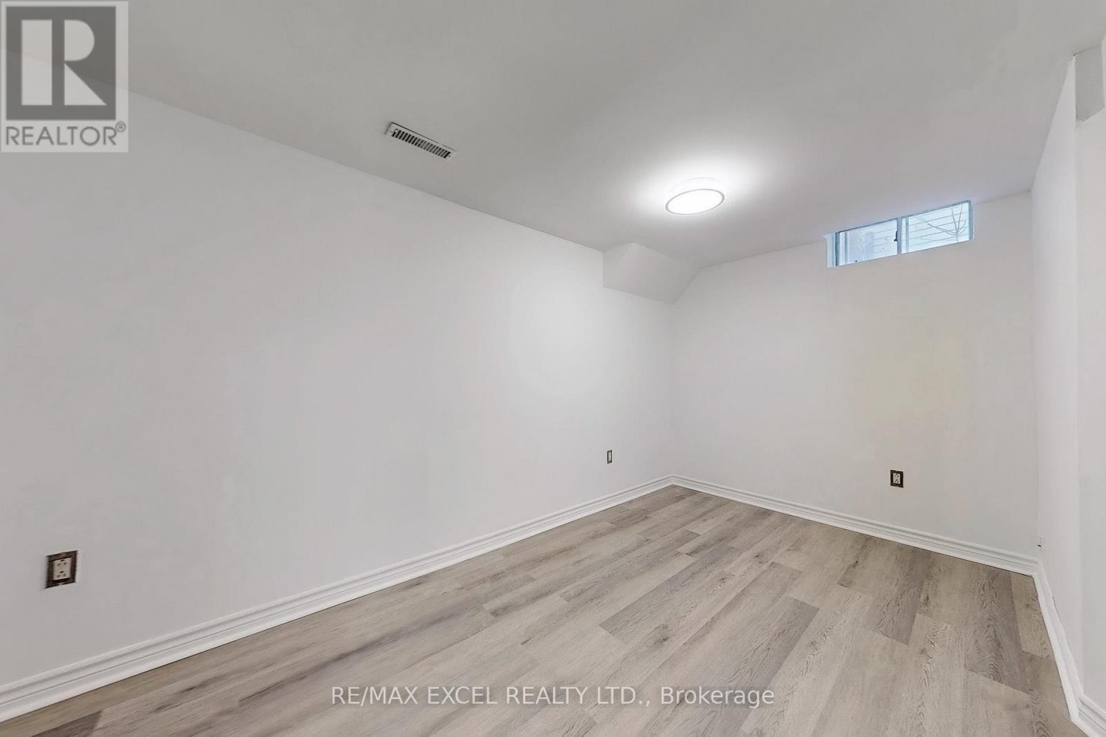 












43 D'AMBROSIO DRIVE

,
Barrie (Painswick North),




Ontario
L4N6V6

