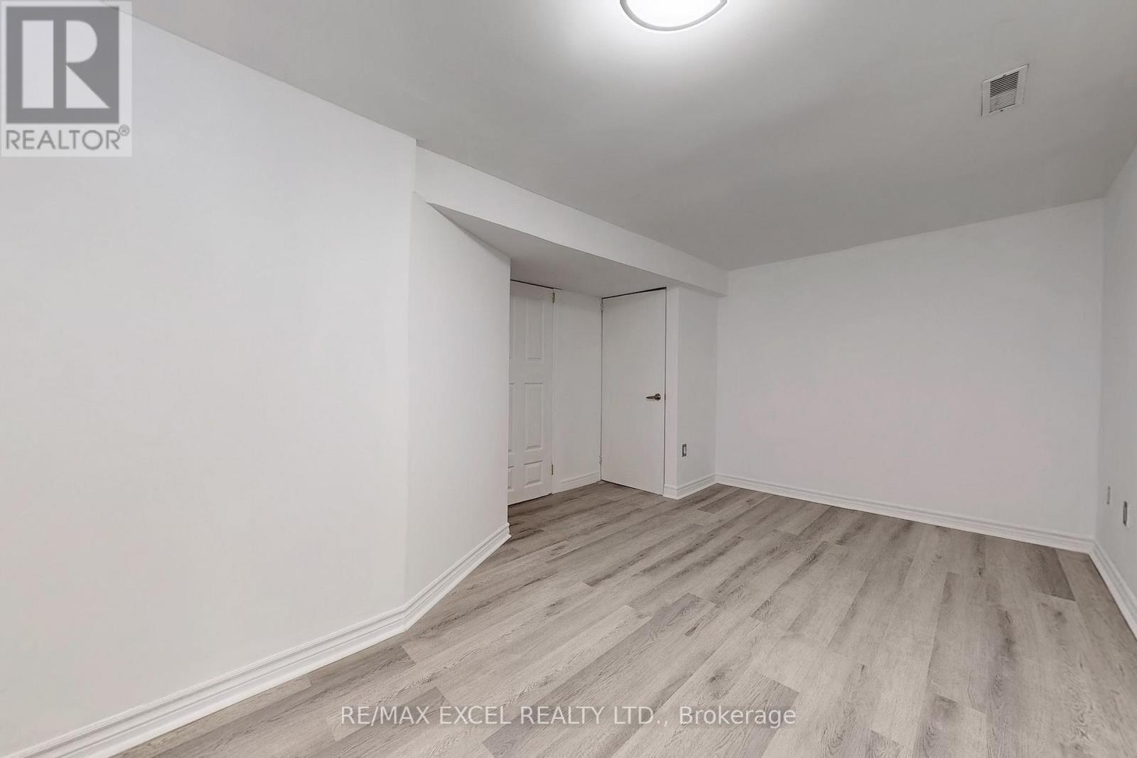 












43 D'AMBROSIO DRIVE

,
Barrie (Painswick North),




Ontario
L4N6V6

