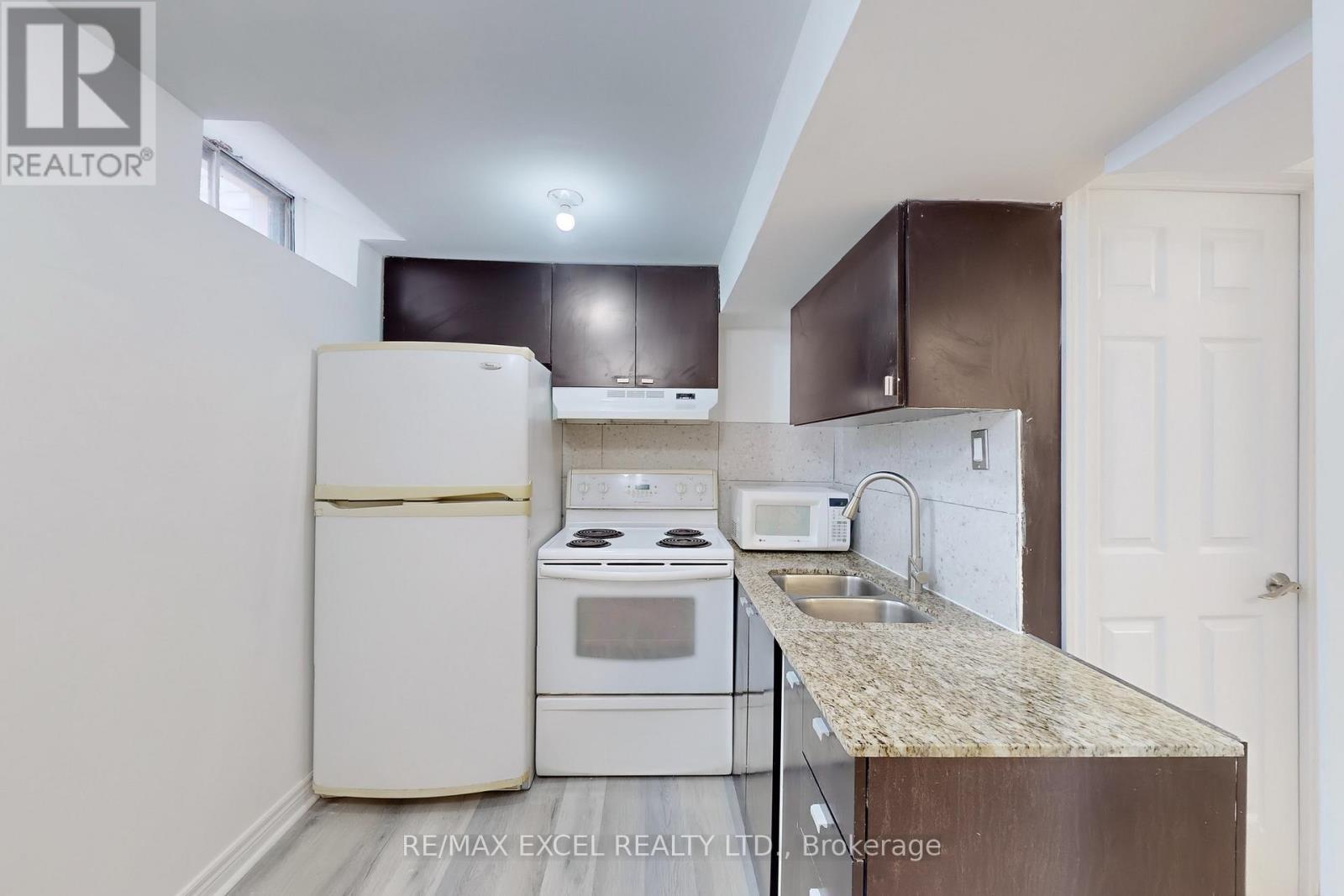 












43 D'AMBROSIO DRIVE

,
Barrie (Painswick North),




Ontario
L4N6V6

