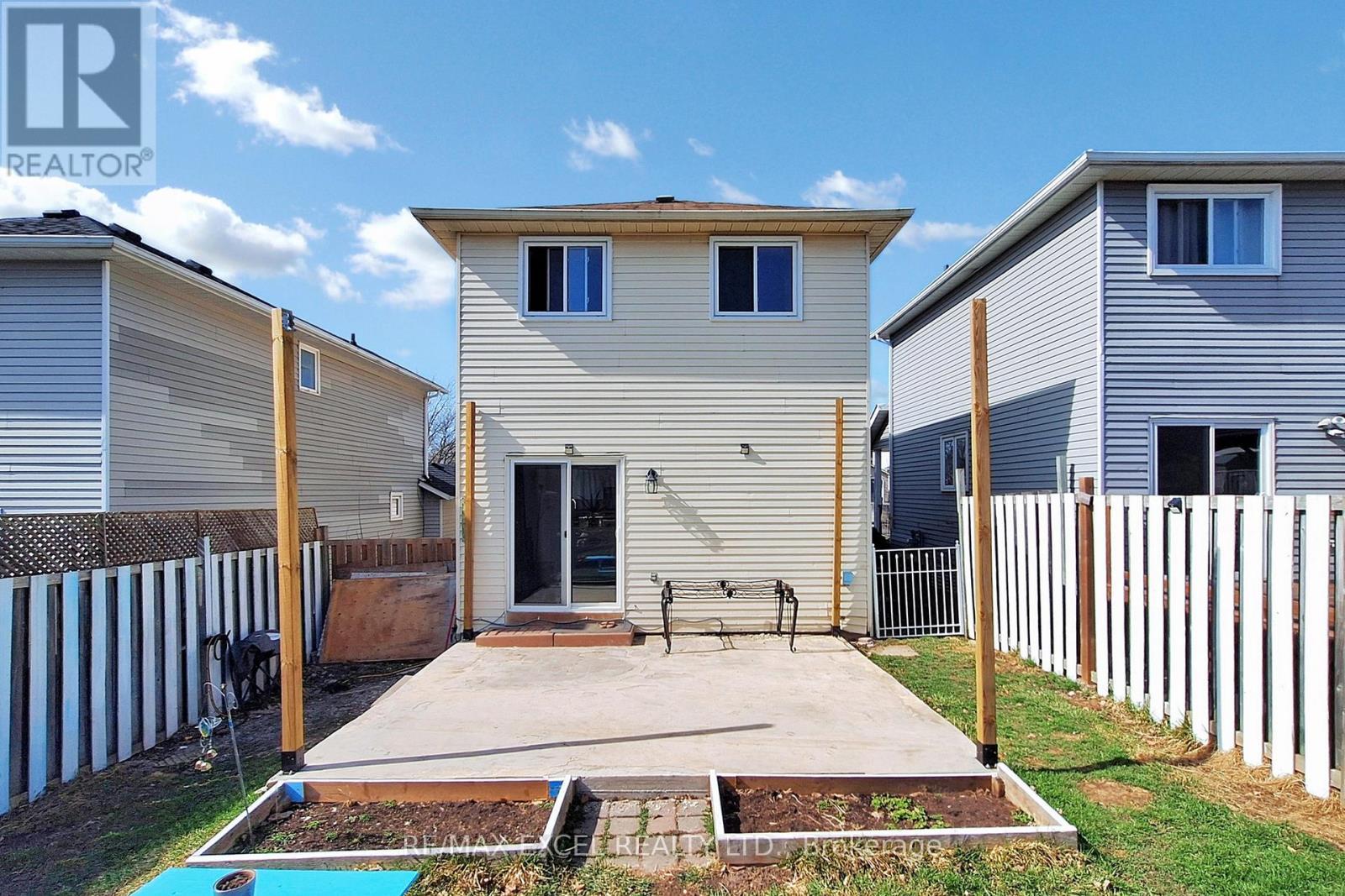 












43 D'AMBROSIO DRIVE

,
Barrie (Painswick North),




Ontario
L4N6V6

