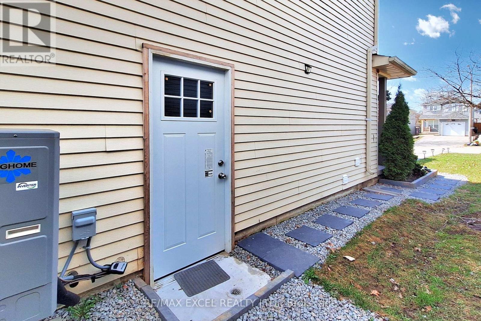 












43 D'AMBROSIO DRIVE

,
Barrie (Painswick North),




Ontario
L4N6V6

