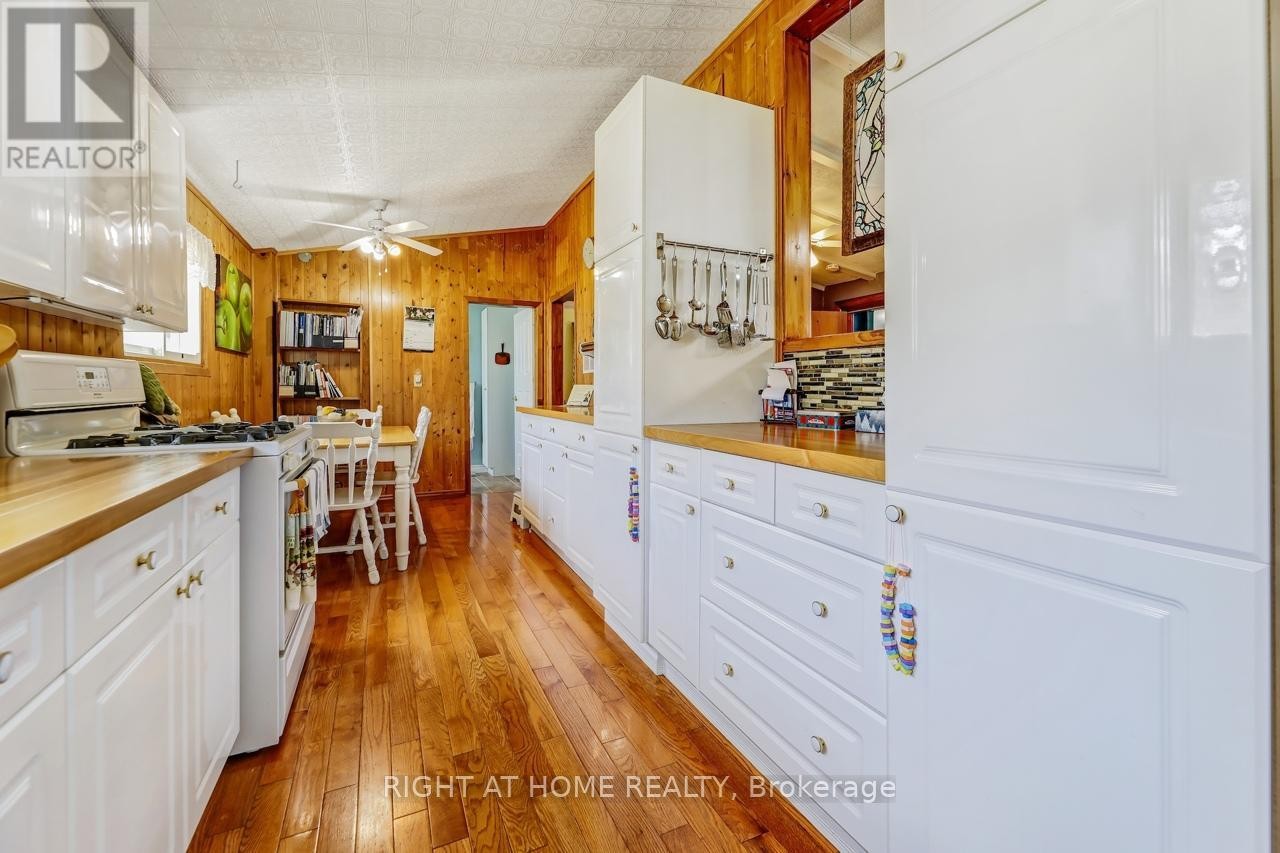 












24 BRENNAN AVENUE

,
Barrie (South Shore),




Ontario
L4N3X3

