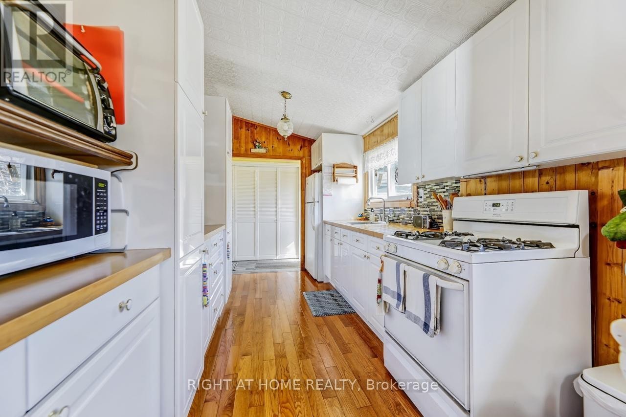 












24 BRENNAN AVENUE

,
Barrie (South Shore),




Ontario
L4N3X3

