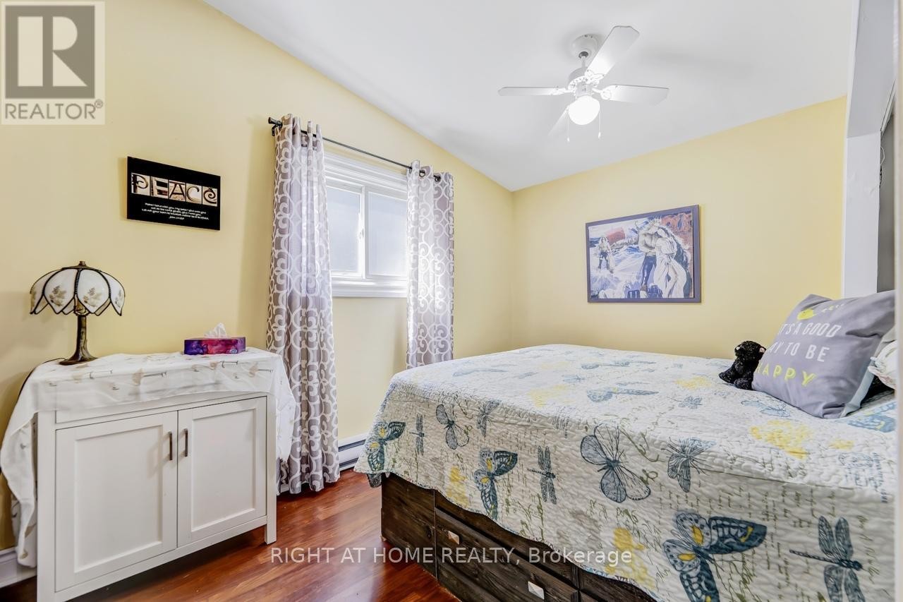 












24 BRENNAN AVENUE

,
Barrie (South Shore),




Ontario
L4N3X3

