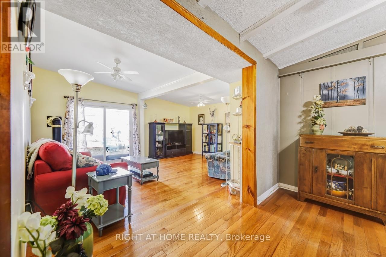 












24 BRENNAN AVENUE

,
Barrie (South Shore),




Ontario
L4N3X3

