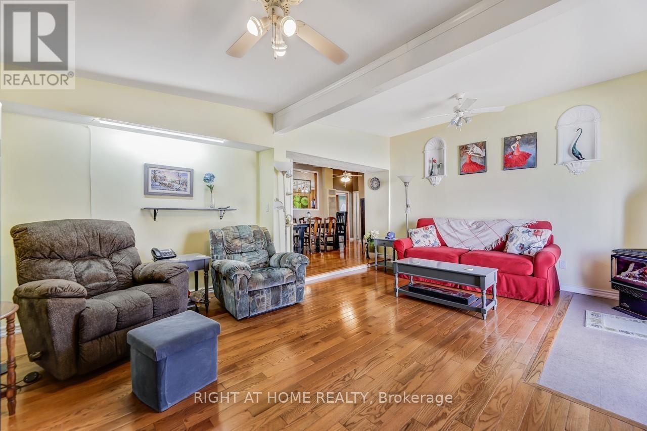 












24 BRENNAN AVENUE

,
Barrie (South Shore),




Ontario
L4N3X3

