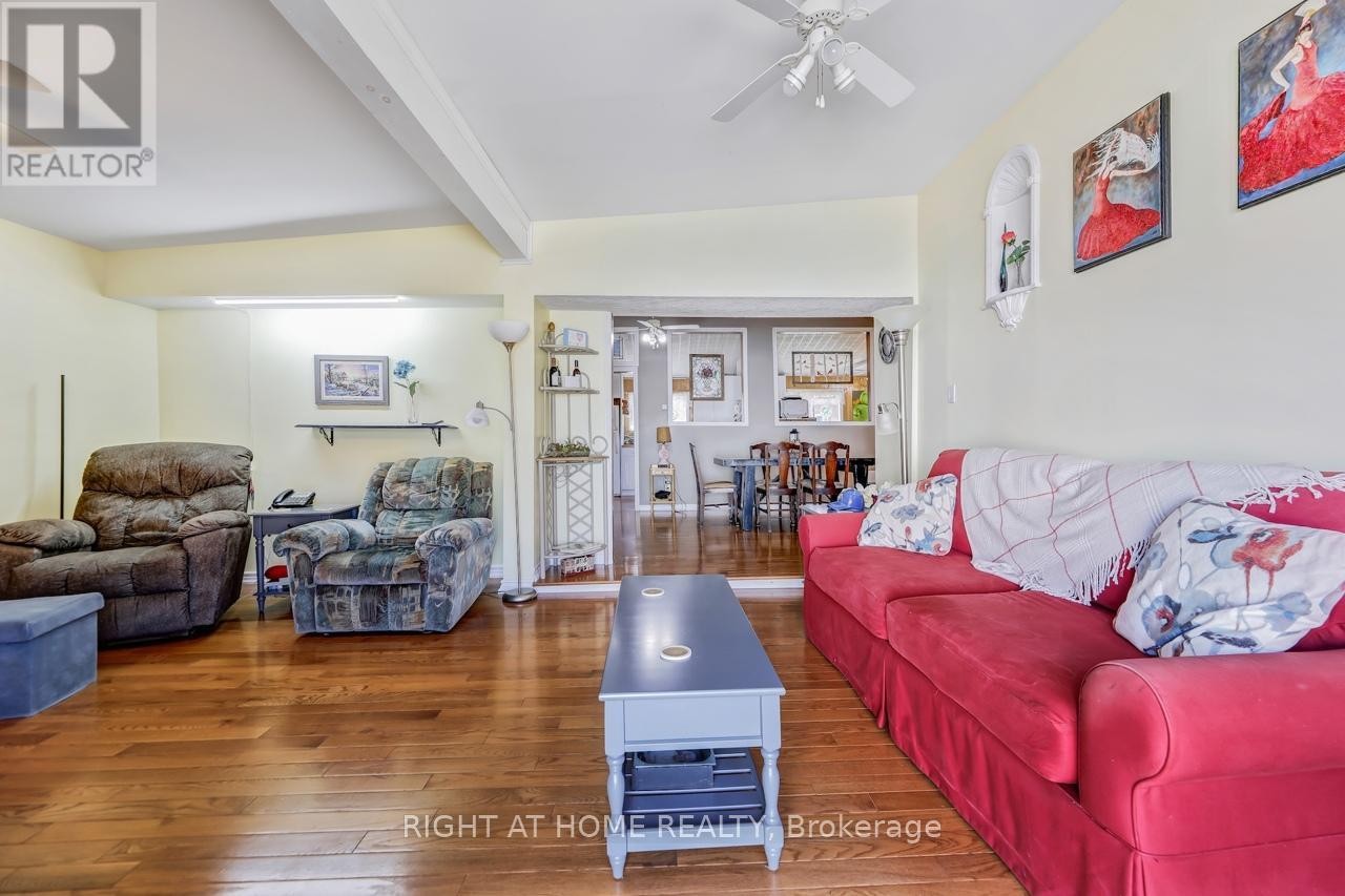 












24 BRENNAN AVENUE

,
Barrie (South Shore),




Ontario
L4N3X3

