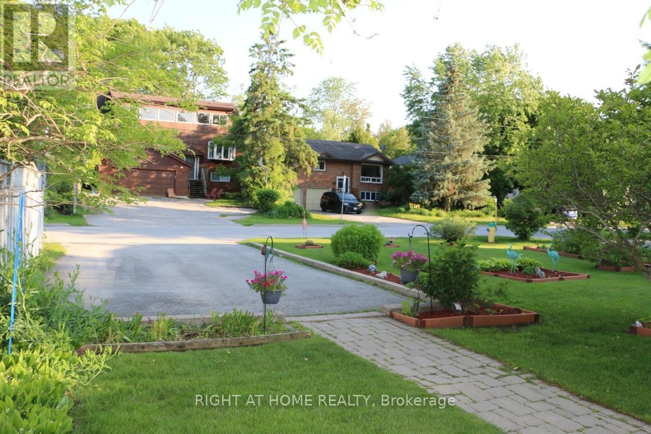 












24 BRENNAN AVENUE

,
Barrie (South Shore),




Ontario
L4N3X3

