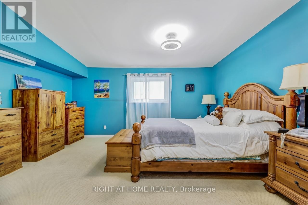 












24 BRENNAN AVENUE

,
Barrie (South Shore),




Ontario
L4N3X3

