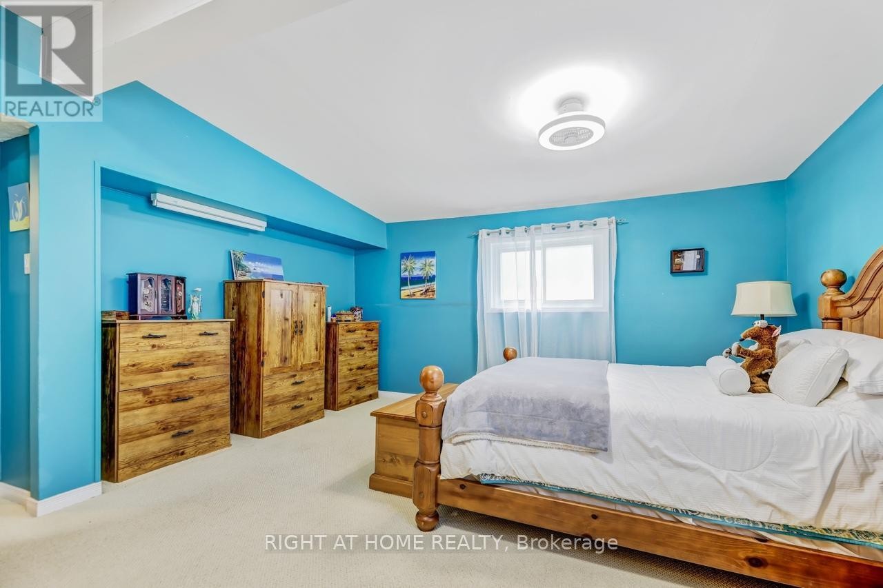 












24 BRENNAN AVENUE

,
Barrie (South Shore),




Ontario
L4N3X3

