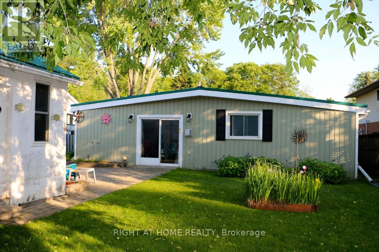 












24 BRENNAN AVENUE

,
Barrie (South Shore),




Ontario
L4N3X3

