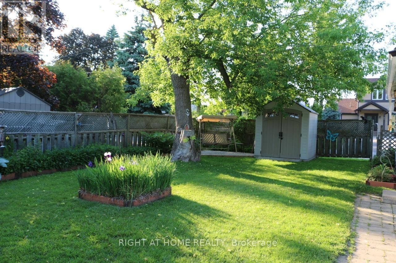












24 BRENNAN AVENUE

,
Barrie (South Shore),




Ontario
L4N3X3

