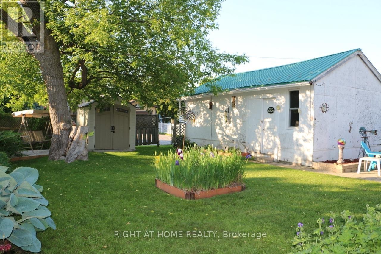 












24 BRENNAN AVENUE

,
Barrie (South Shore),




Ontario
L4N3X3

