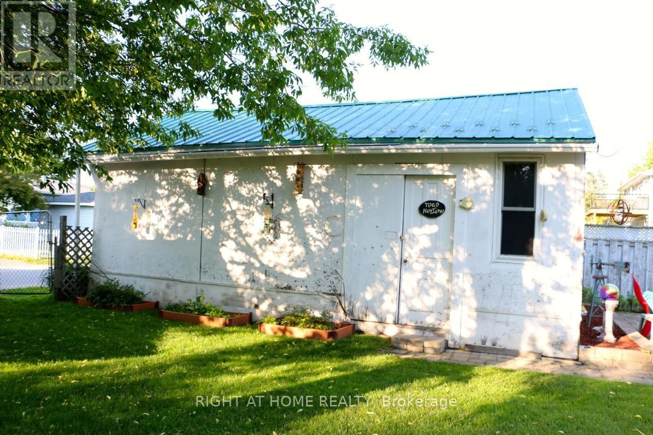 












24 BRENNAN AVENUE

,
Barrie (South Shore),




Ontario
L4N3X3


