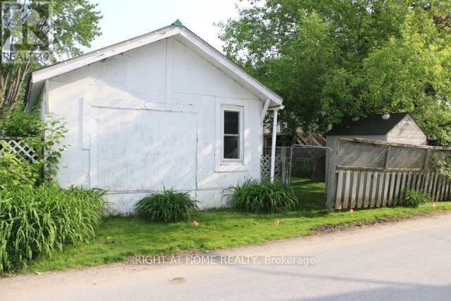 












24 BRENNAN AVENUE

,
Barrie (South Shore),




Ontario
L4N3X3

