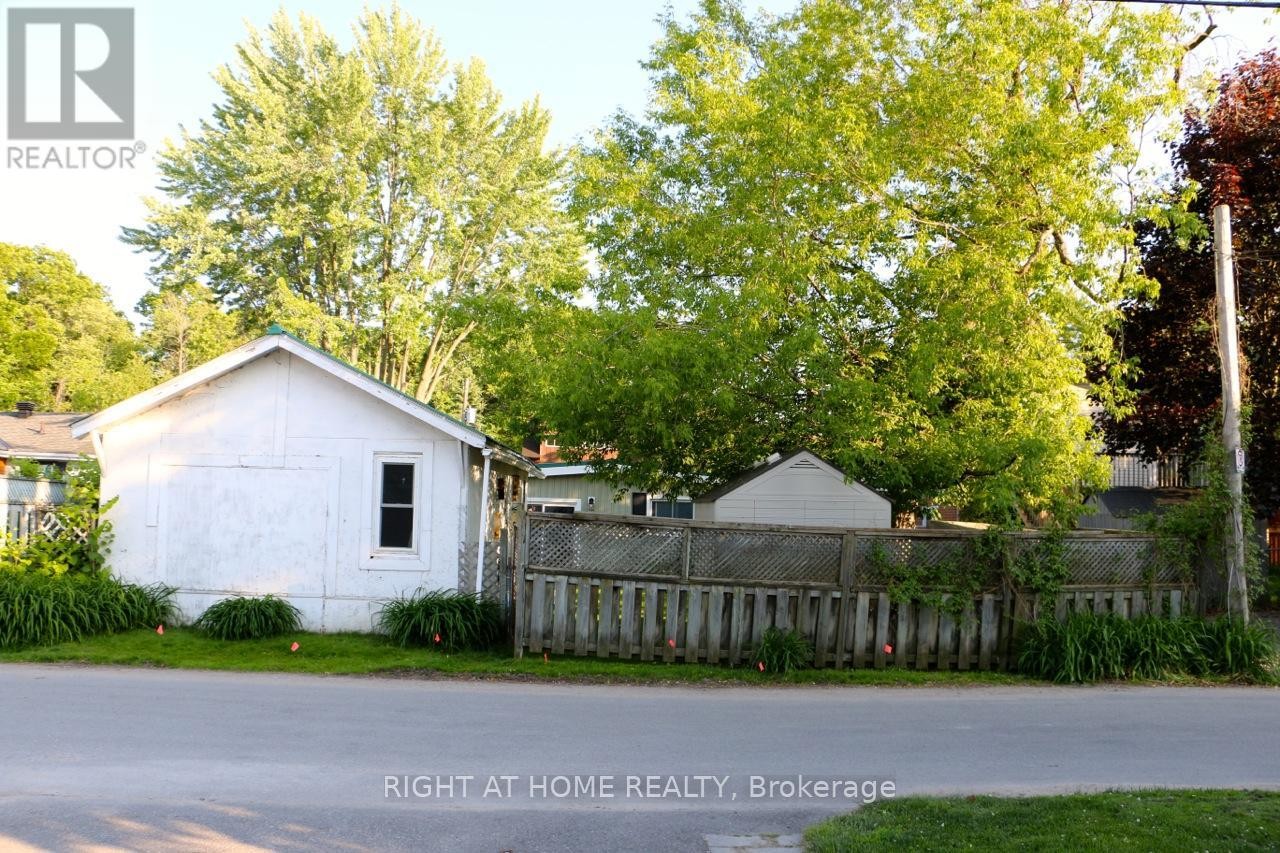 












24 BRENNAN AVENUE

,
Barrie (South Shore),




Ontario
L4N3X3

