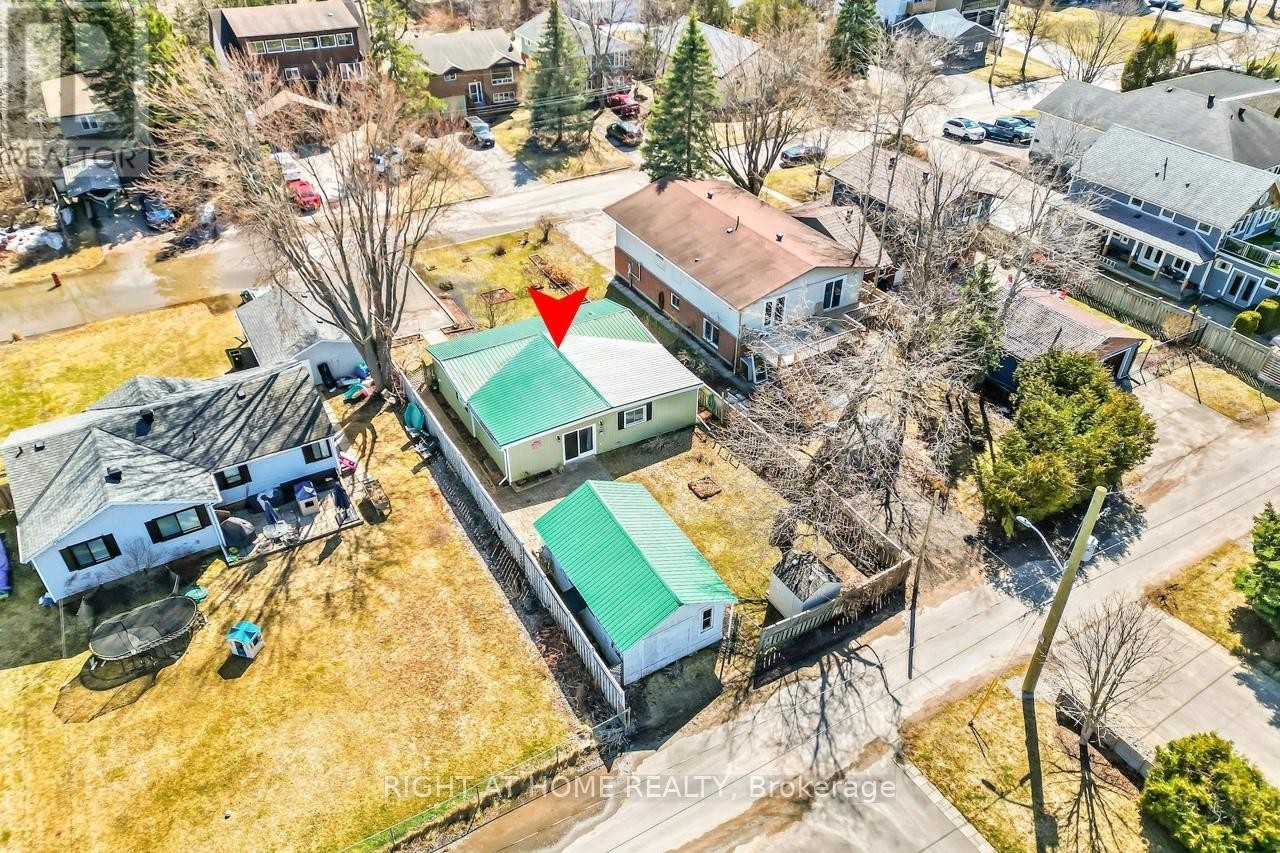 












24 BRENNAN AVENUE

,
Barrie (South Shore),




Ontario
L4N3X3

