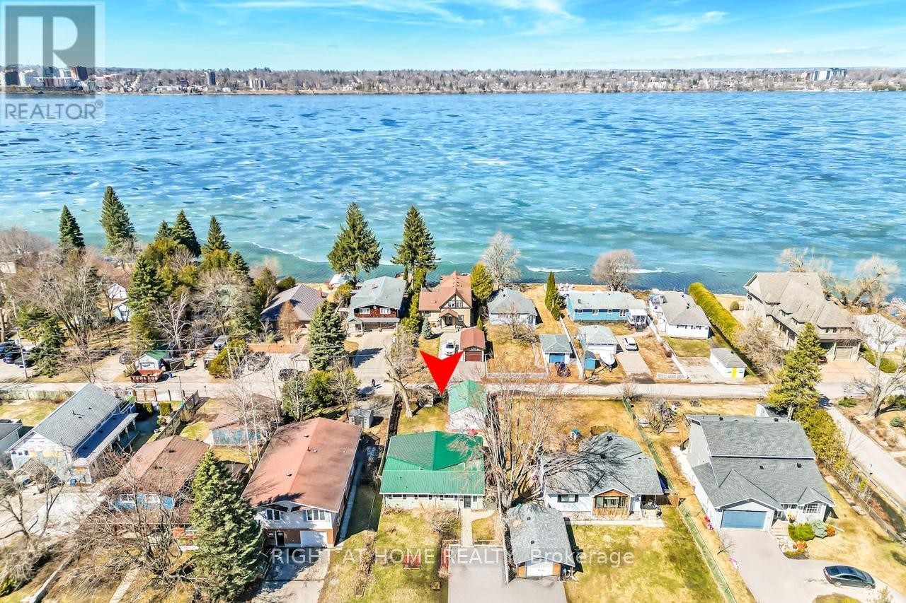 












24 BRENNAN AVENUE

,
Barrie (South Shore),




Ontario
L4N3X3

