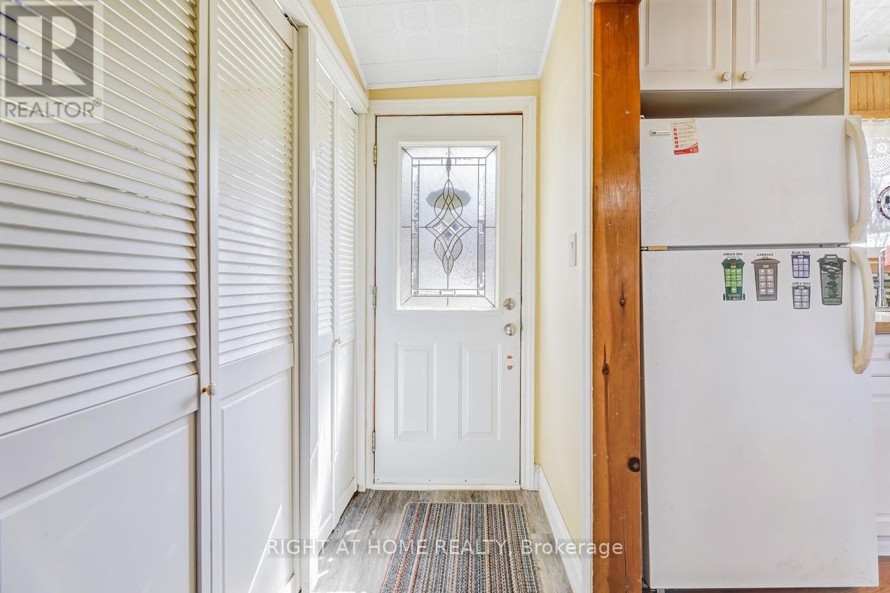 












24 BRENNAN AVENUE

,
Barrie (South Shore),




Ontario
L4N3X3

