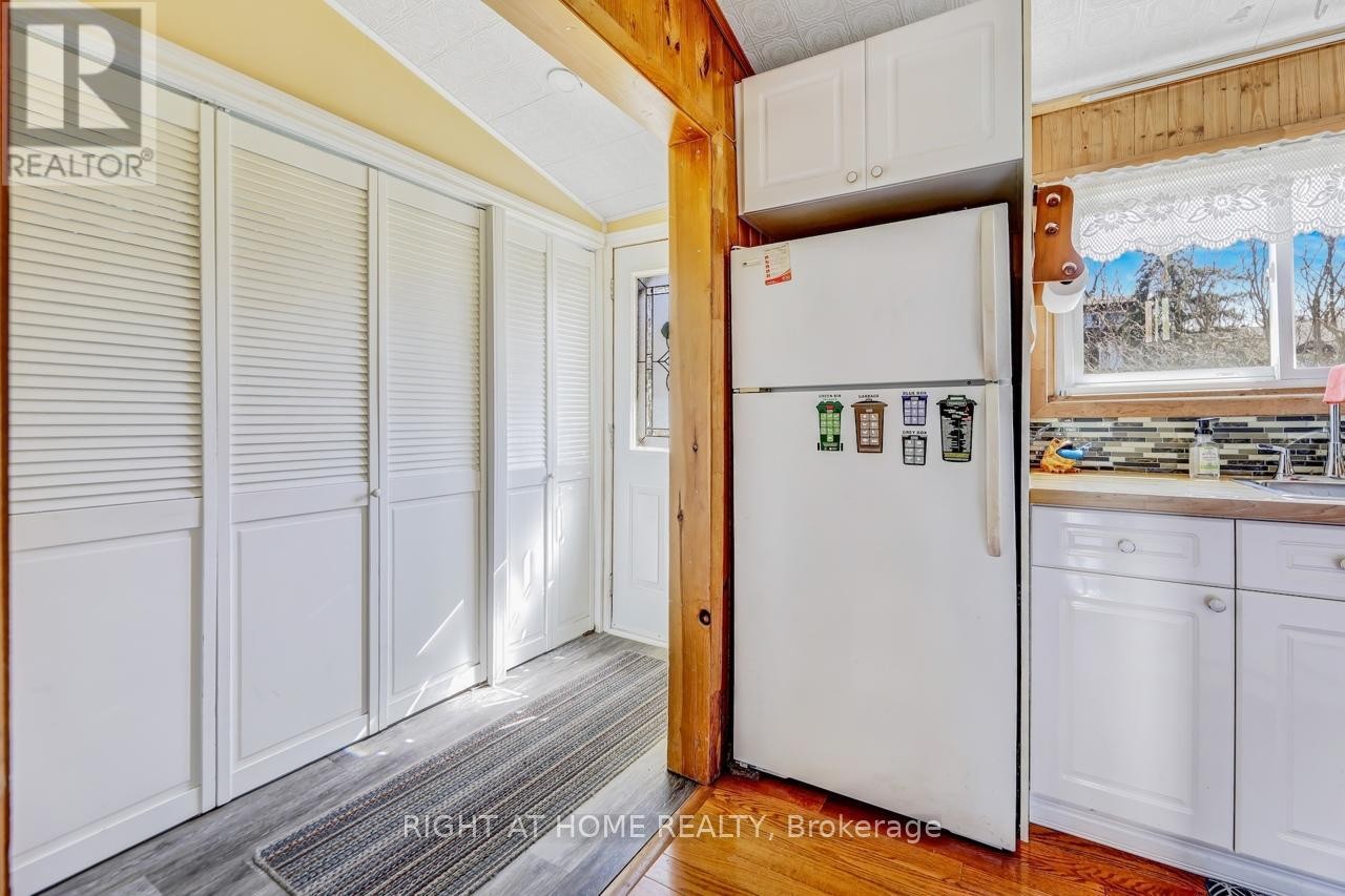 












24 BRENNAN AVENUE

,
Barrie (South Shore),




Ontario
L4N3X3

