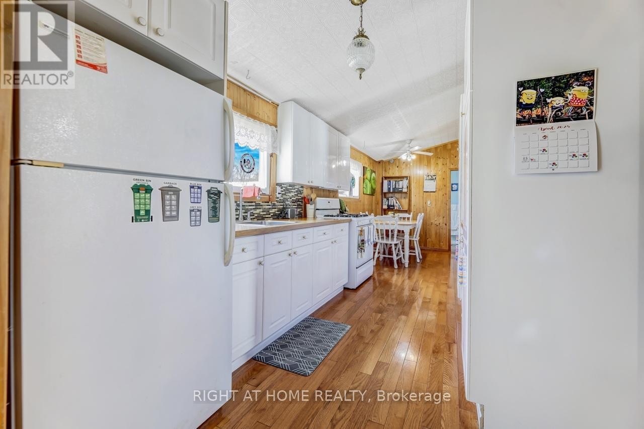 












24 BRENNAN AVENUE

,
Barrie (South Shore),




Ontario
L4N3X3

