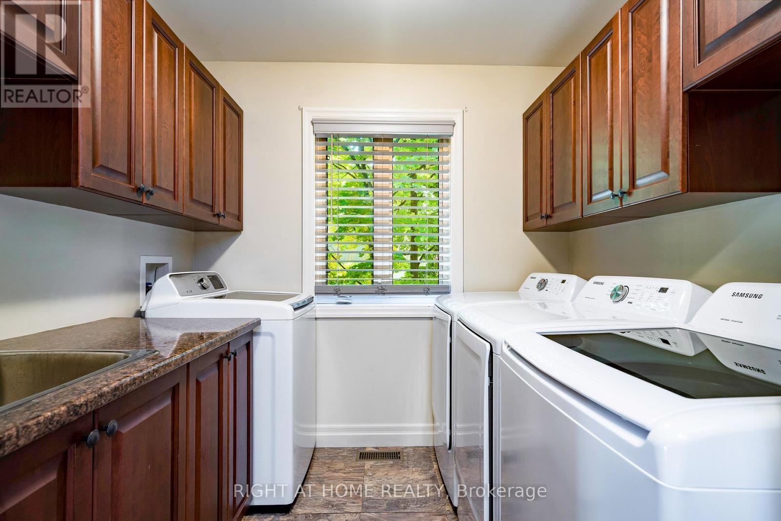 












137 DESROCHES TRAIL

,
Tiny,




Ontario
L9M0H9

