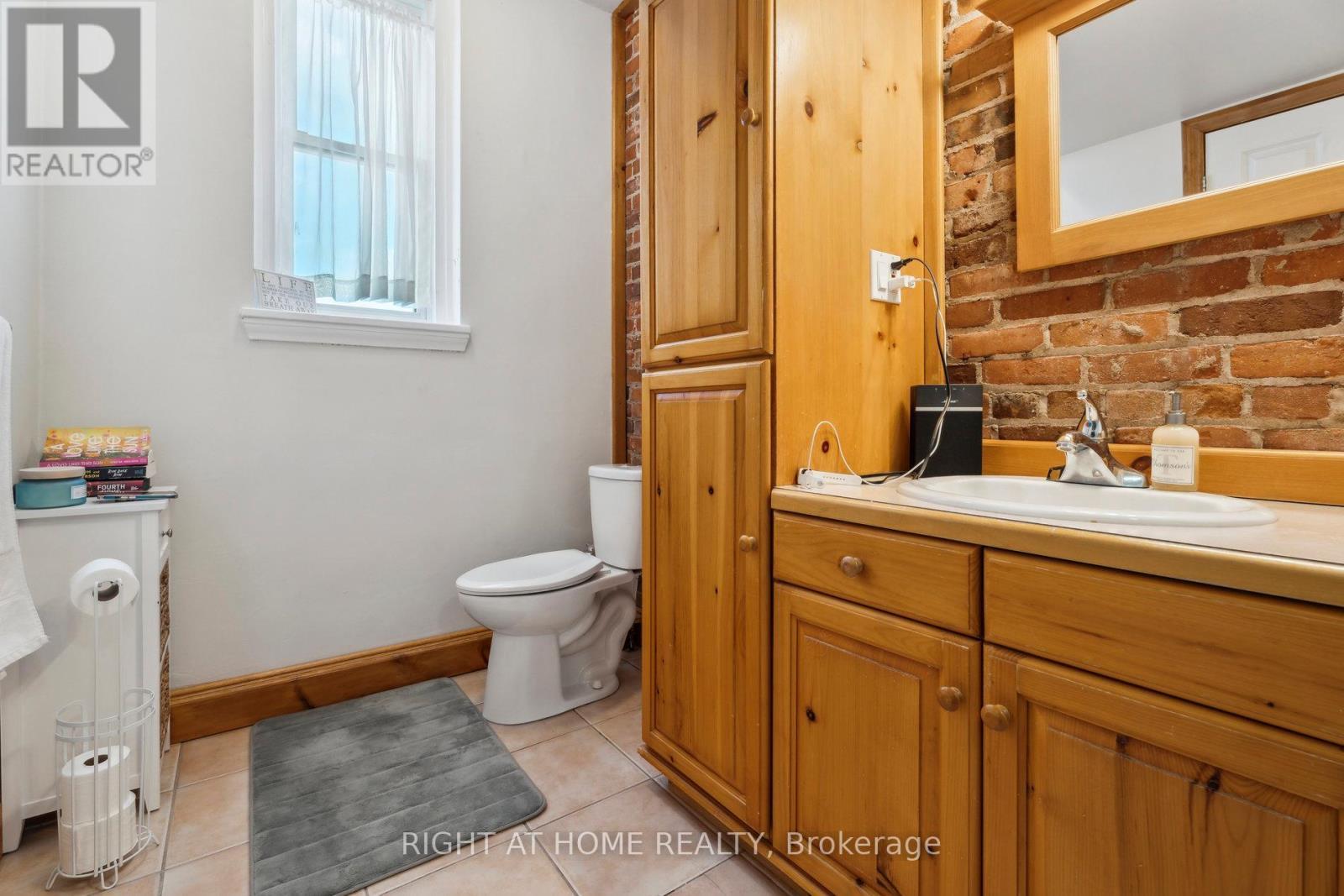 












226 KING STREET

,
Midland,




Ontario
L4R3M2

