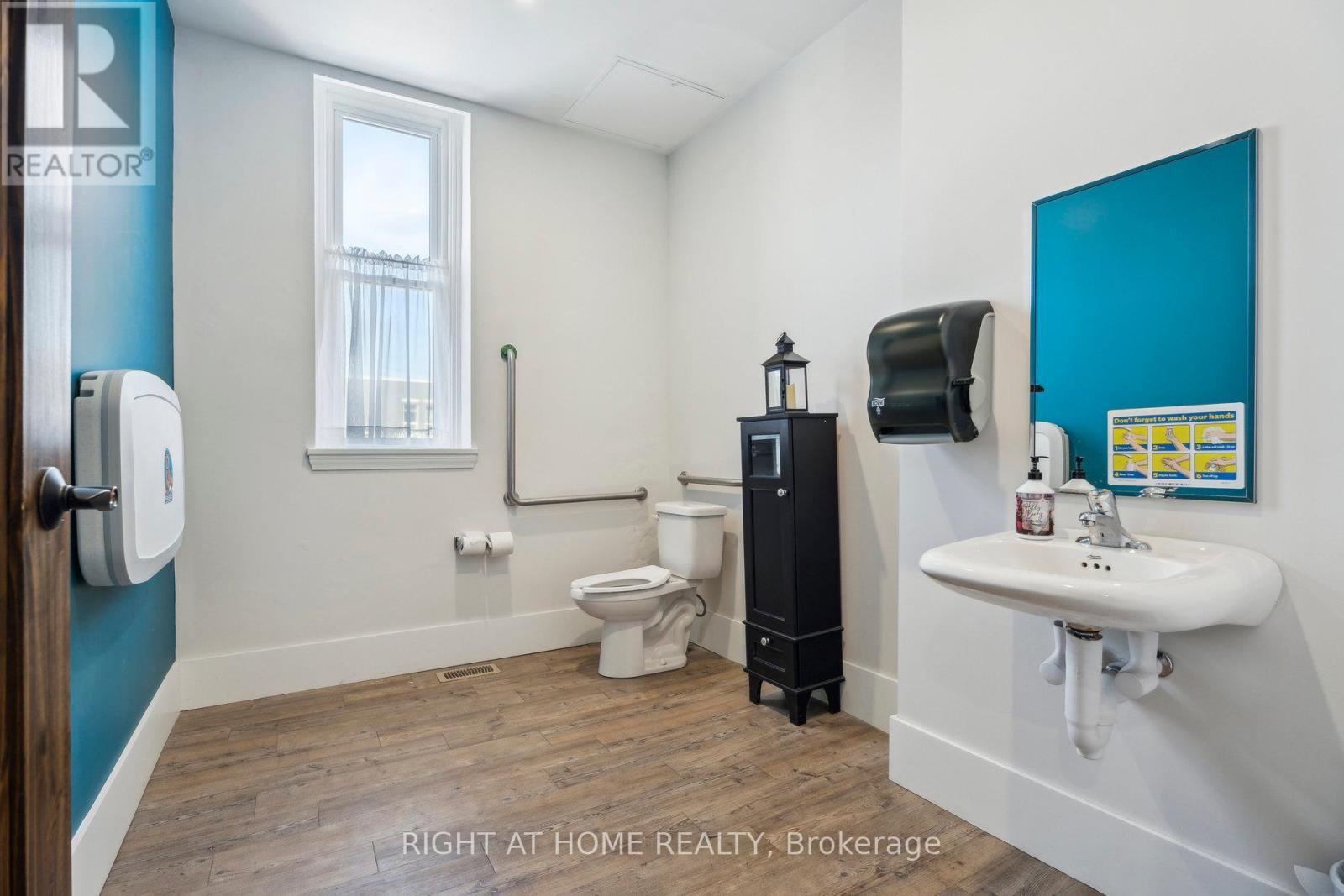 












226 KING STREET

,
Midland,




Ontario
L4R3M2

