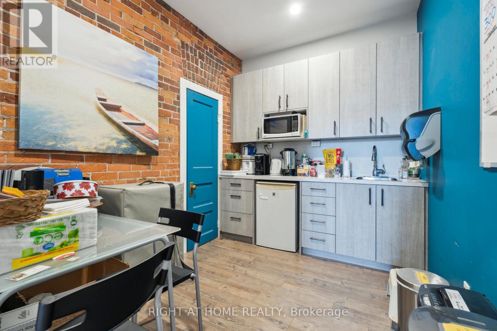 












226 KING STREET

,
Midland,




Ontario
L4R3M2

