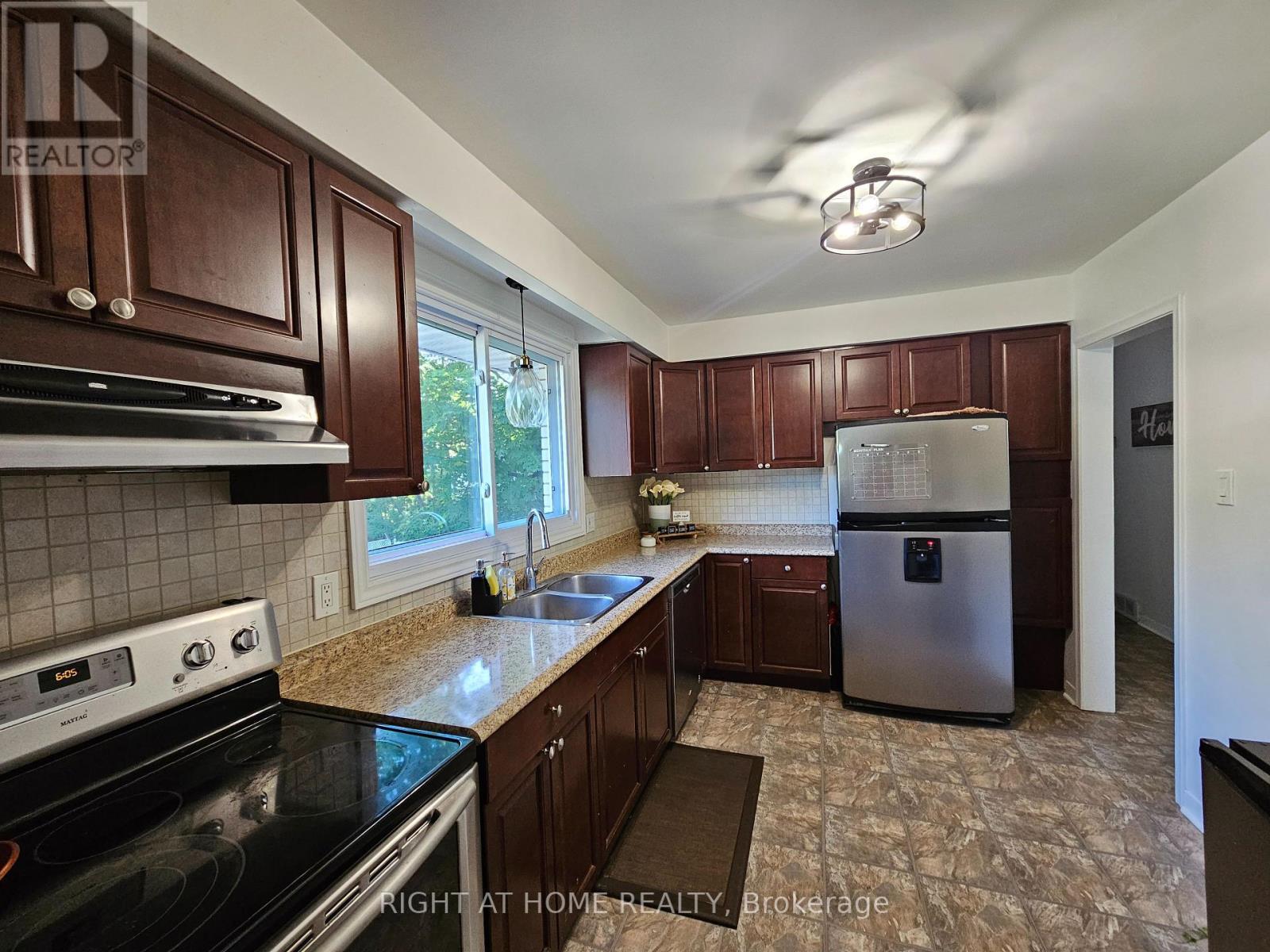 












63 CUNDLES ROAD E

,
Barrie (Cundles East),




Ontario
L4M2Z6

