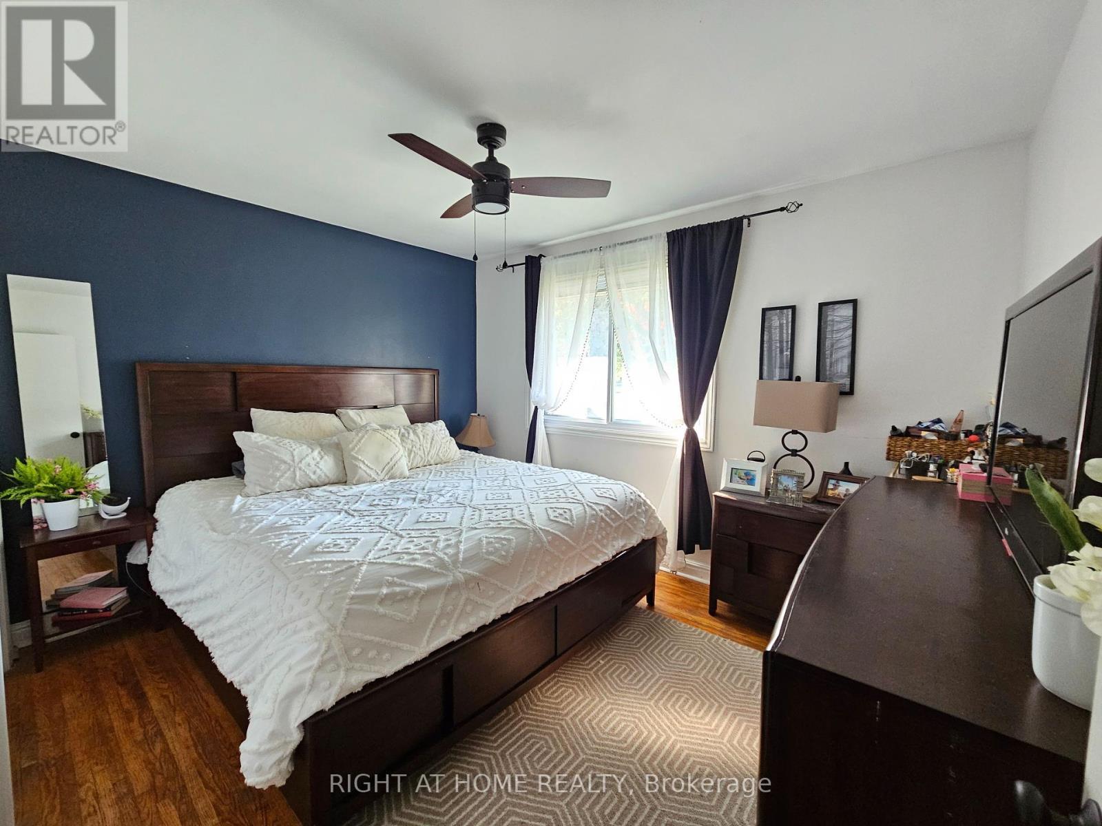 












63 CUNDLES ROAD E

,
Barrie (Cundles East),




Ontario
L4M2Z6

