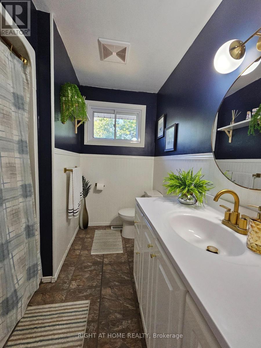 












63 CUNDLES ROAD E

,
Barrie (Cundles East),




Ontario
L4M2Z6

