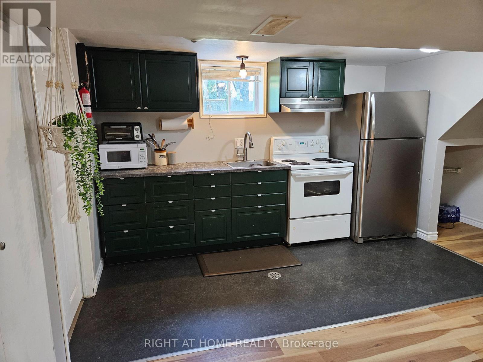 












63 CUNDLES ROAD E

,
Barrie (Cundles East),




Ontario
L4M2Z6

