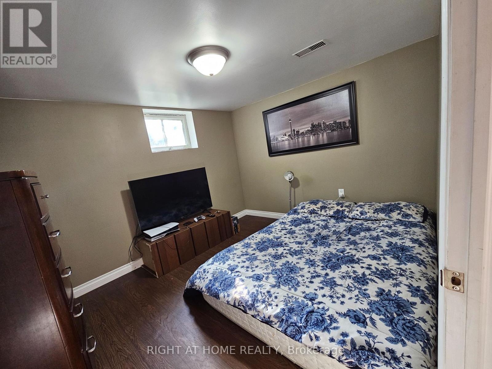 












63 CUNDLES ROAD E

,
Barrie (Cundles East),




Ontario
L4M2Z6

