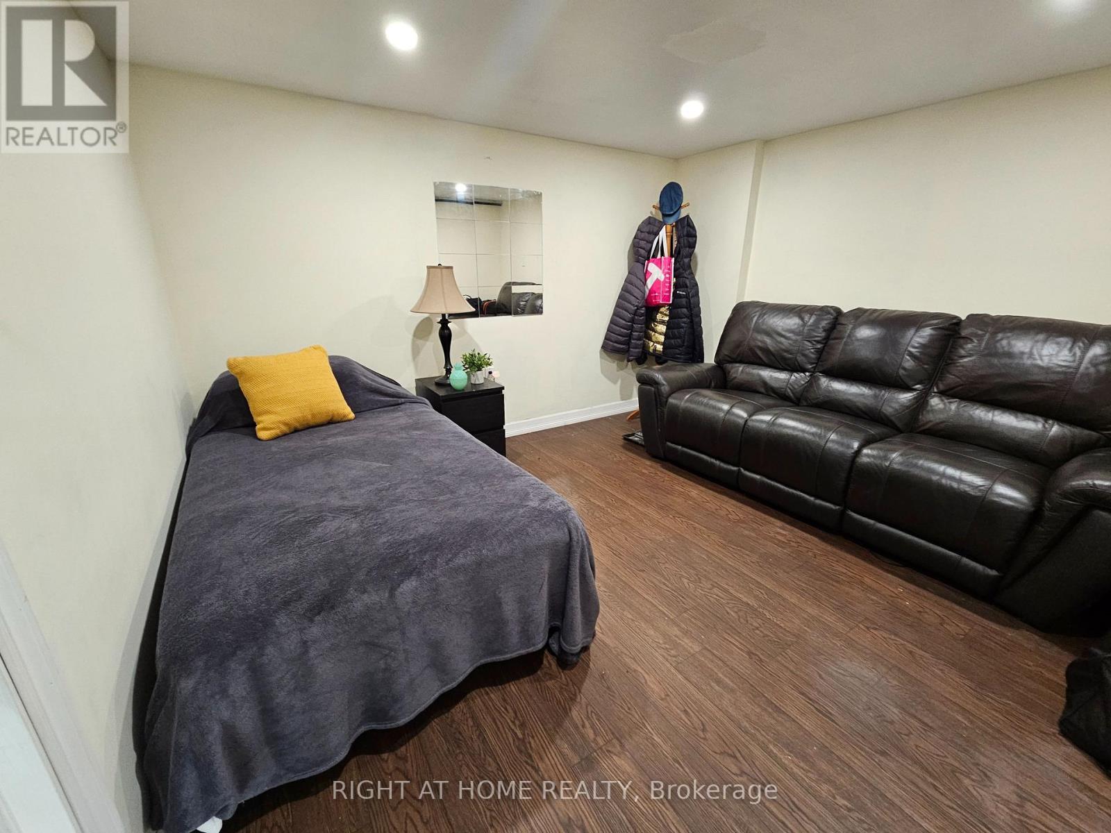 












63 CUNDLES ROAD E

,
Barrie (Cundles East),




Ontario
L4M2Z6

