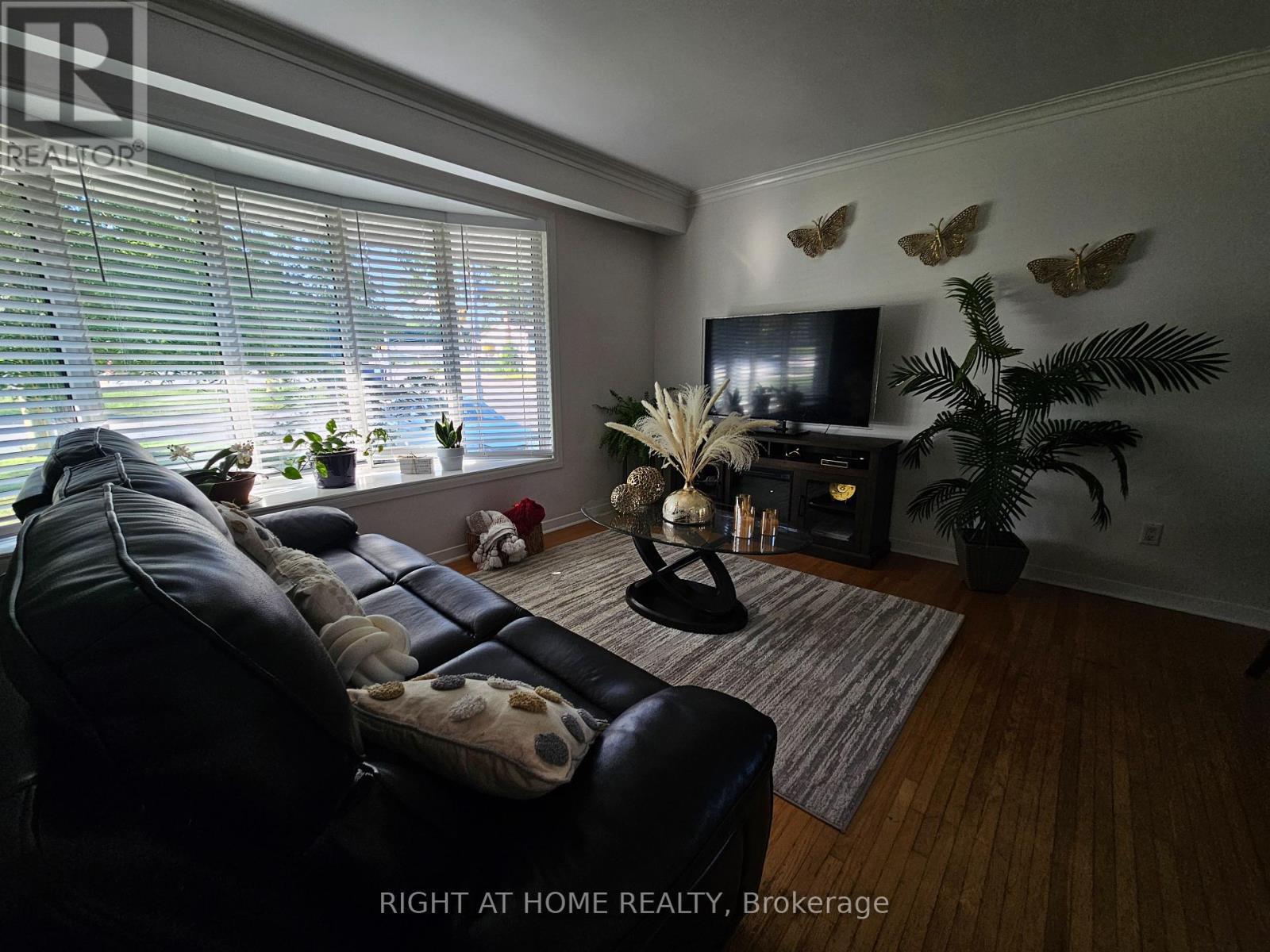 












63 CUNDLES ROAD E

,
Barrie (Cundles East),




Ontario
L4M2Z6

