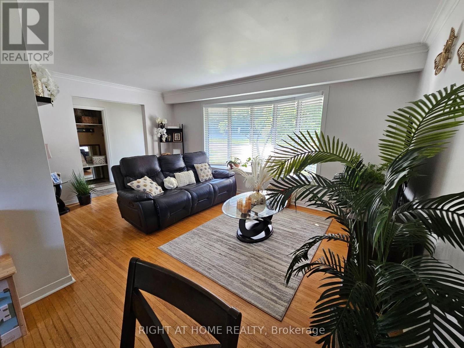 












63 CUNDLES ROAD E

,
Barrie (Cundles East),




Ontario
L4M2Z6

