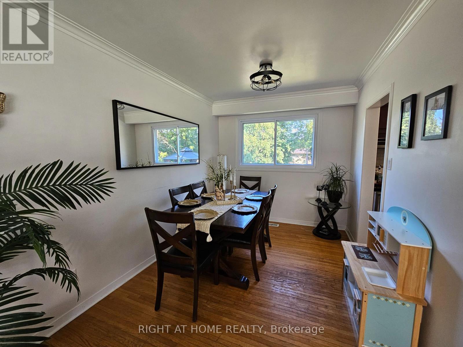 












63 CUNDLES ROAD E

,
Barrie (Cundles East),




Ontario
L4M2Z6

