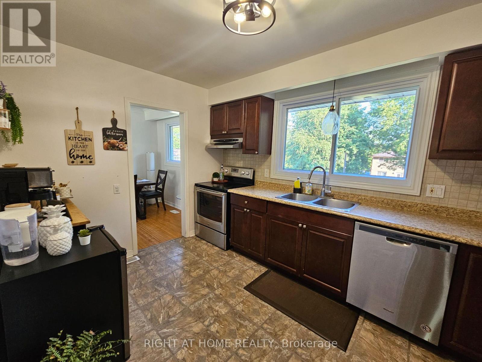 












63 CUNDLES ROAD E

,
Barrie (Cundles East),




Ontario
L4M2Z6

