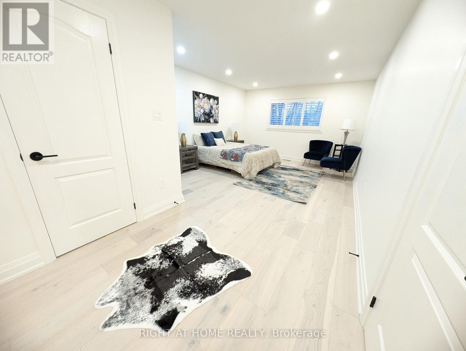 












16 IMPERIAL CROWN LANE

,
Barrie (Innis-Shore),




Ontario
L4N0T4

