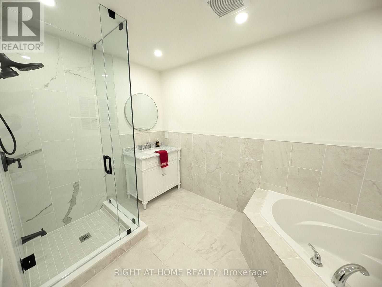 












16 IMPERIAL CROWN LANE

,
Barrie (Innis-Shore),




Ontario
L4N0T4

