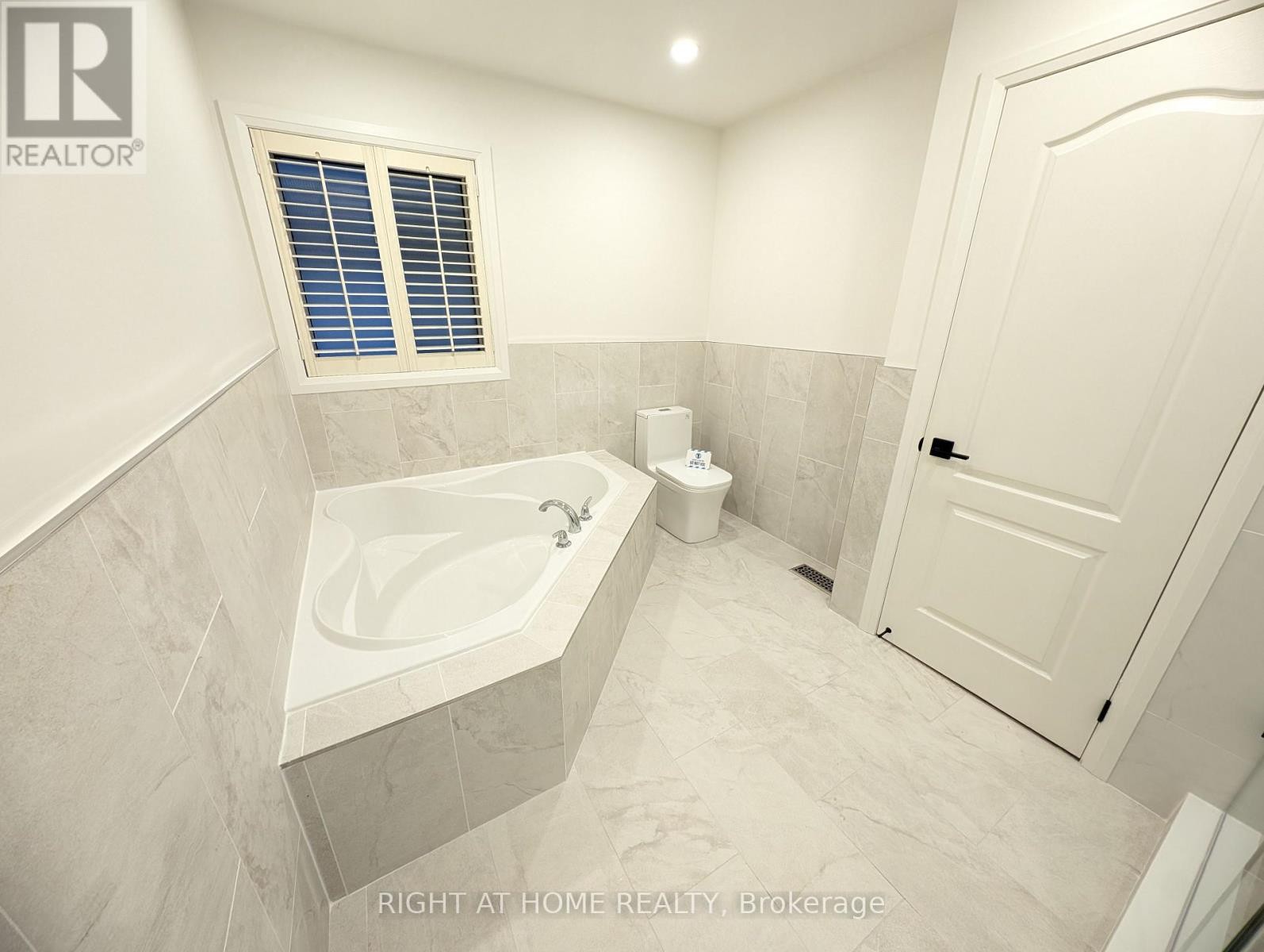 












16 IMPERIAL CROWN LANE

,
Barrie (Innis-Shore),




Ontario
L4N0T4


