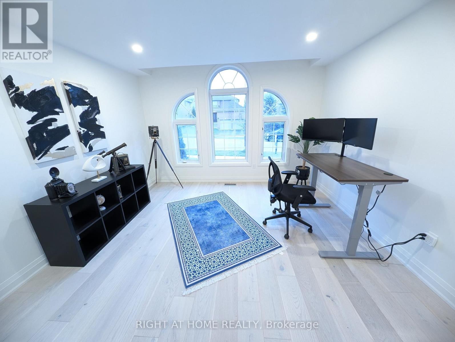 












16 IMPERIAL CROWN LANE

,
Barrie (Innis-Shore),




Ontario
L4N0T4

