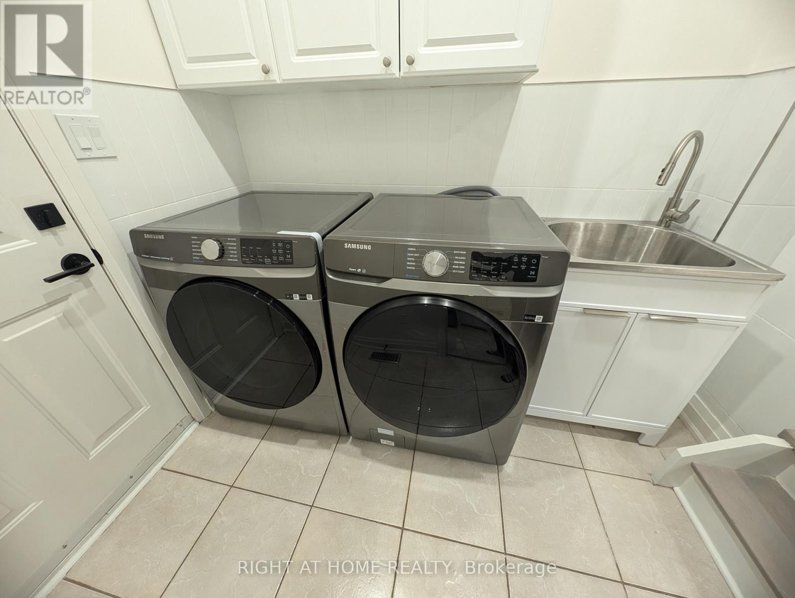 












16 IMPERIAL CROWN LANE

,
Barrie (Innis-Shore),




Ontario
L4N0T4

