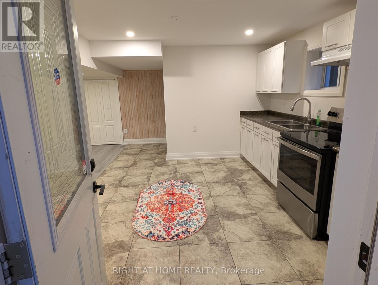 












16 IMPERIAL CROWN LANE

,
Barrie (Innis-Shore),




Ontario
L4N0T4

